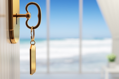 Clé sur une porte ouverte
